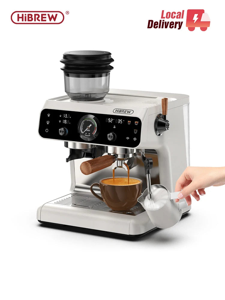 Machine à expresso HiBREW H7B blanche avec broyeur préparant un café et moussant du lait.