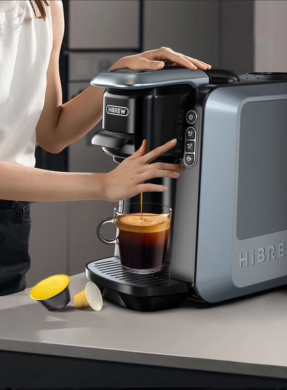 Utilisatrice sélectionnant un programme sur la machine à espresso HiBREW.