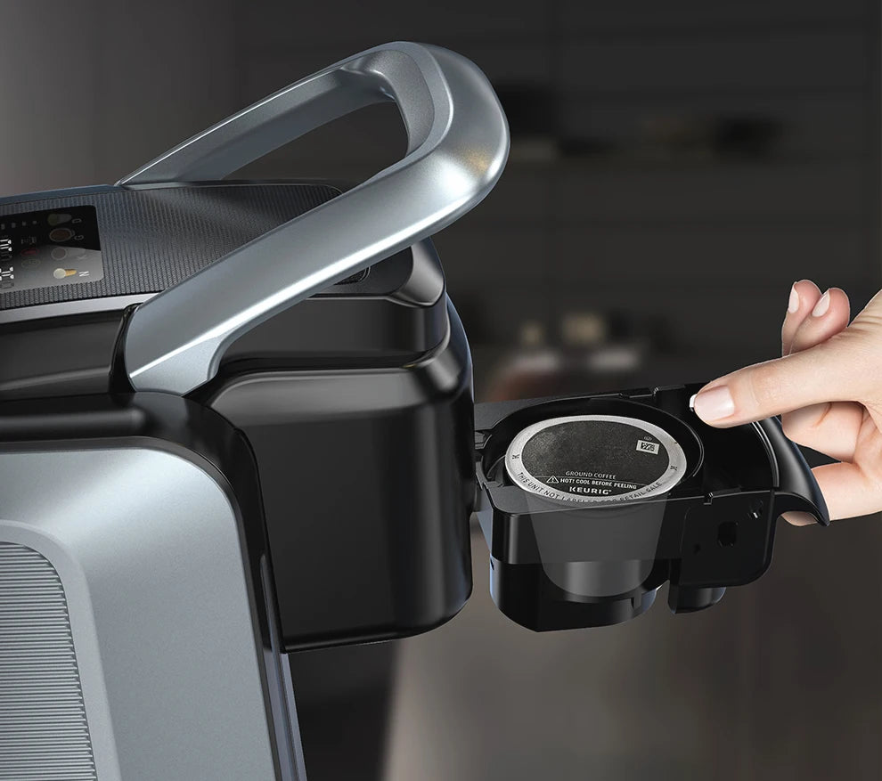 Insertion d'une capsule K-Cup dans l'adaptateur de la machine HiBREW H6.