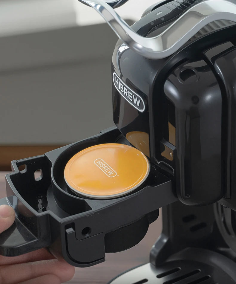Insertion d'une capsule Lavazza dans l'adaptateur de la machine HiBREW