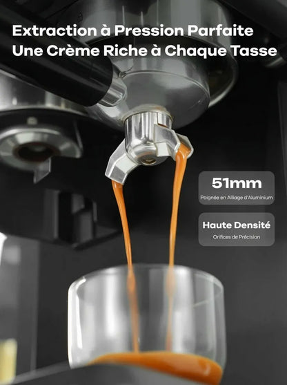 Gros plan extraction café doré haute pression 20 bars
