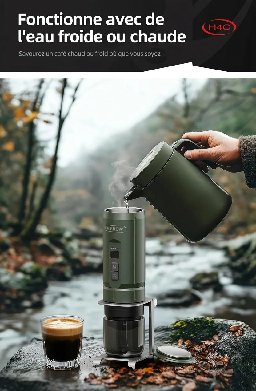 Versement d'eau chaude dans le réservoir de la machine HiBREW H4C en pleine nature.