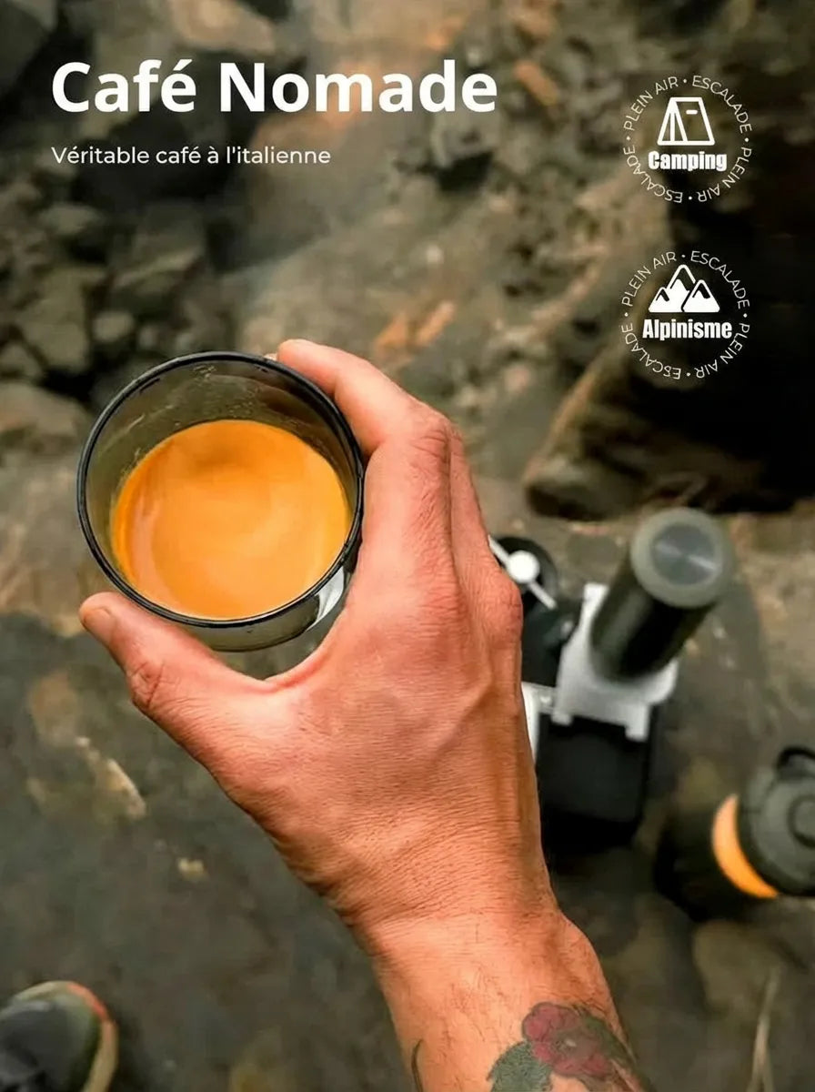 Personne tenant un expresso avec une riche crema préparé en pleine nature avec la HiBREW H4C.