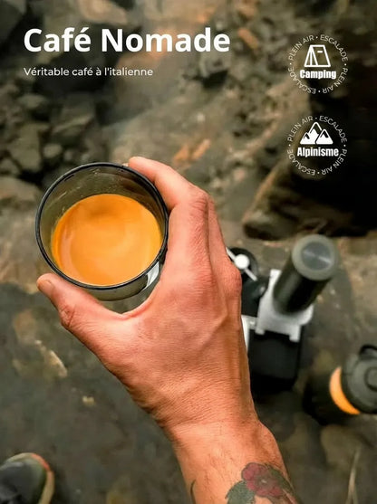 Personne tenant un expresso avec une riche crema préparé en pleine nature avec la HiBREW H4C.