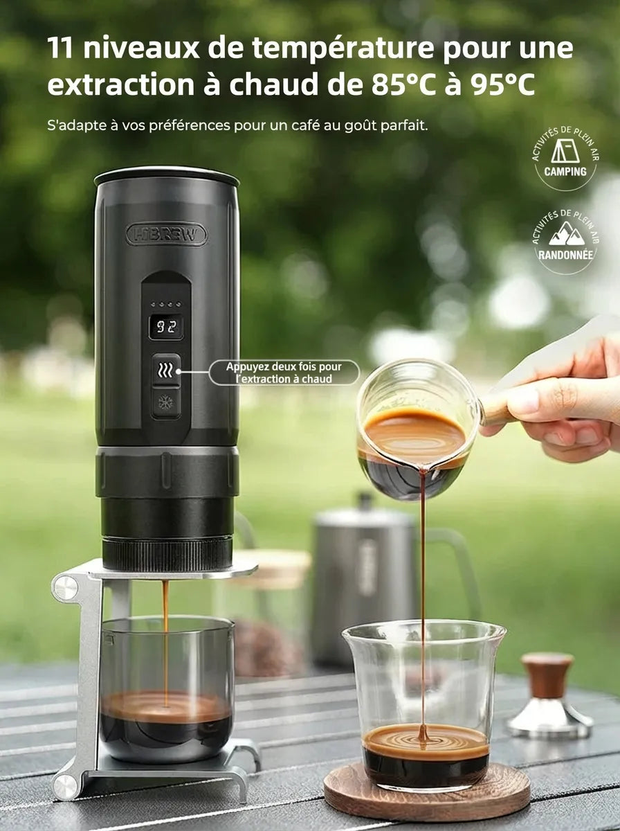 Versement d'un expresso parfaitement extrait avec la HiBREW H4C lors d'une activité de plein air.