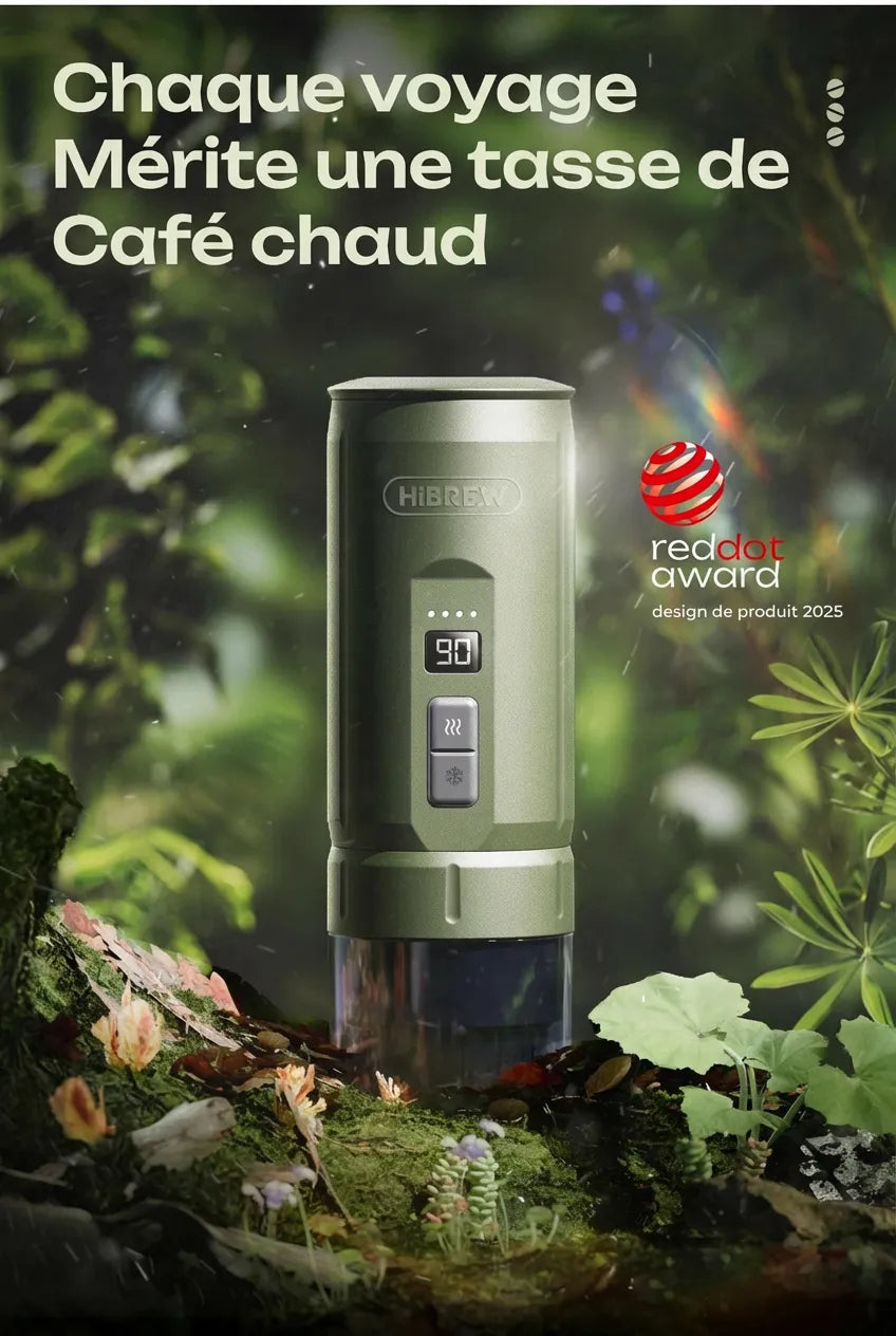Machine HiBREW H4C posée sur de la mousse en forêt, récompensée par le Red Dot Design Award 2025.