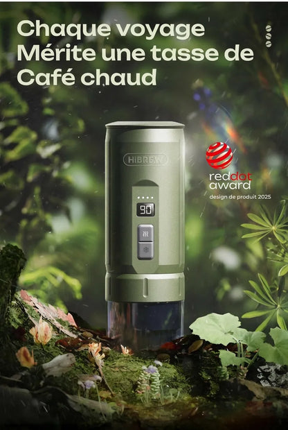 Machine HiBREW H4C posée sur de la mousse en forêt, récompensée par le Red Dot Design Award 2025.