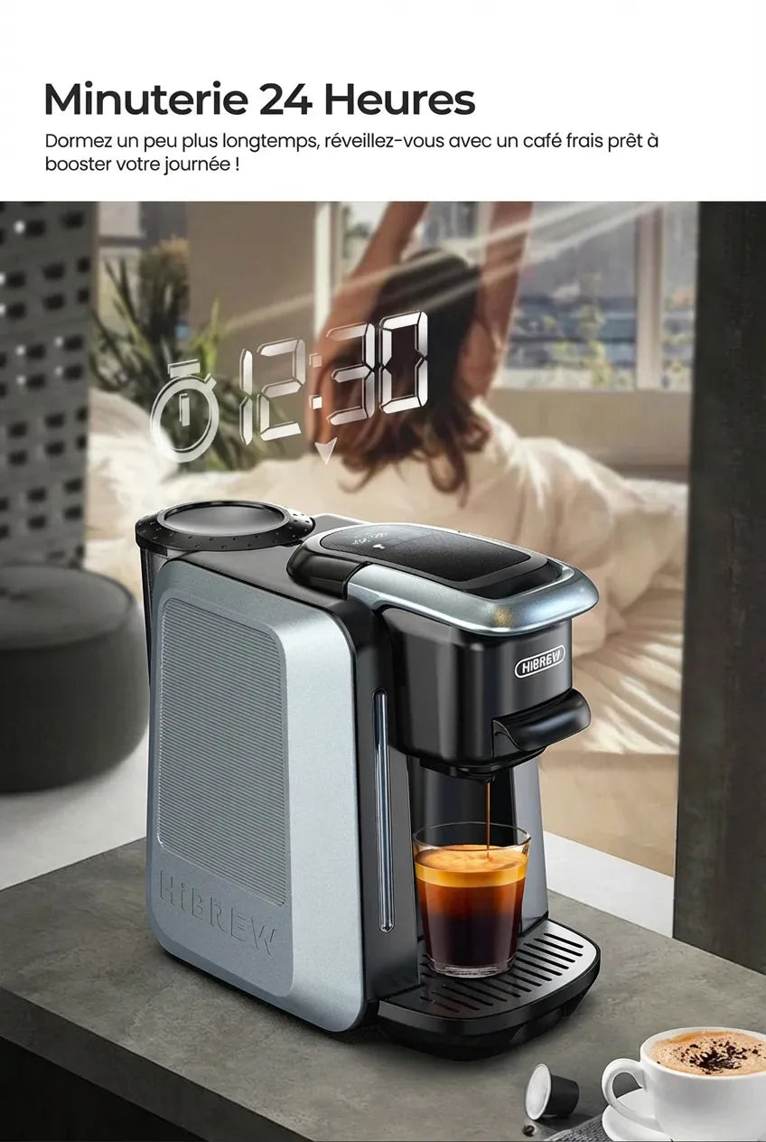 Femme se réveillant avec un café fraîchement préparé grâce au minuteur 24h.