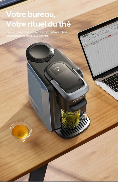 Machine HiBREW H6 préparant un thé vert sur un bureau de travail.