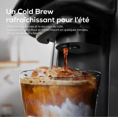 Préparation d'un cold brew rafraîchissant avec des glaçons.