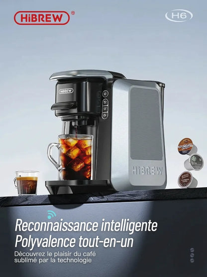 Machine HiBREW H6 préparant un café glacé à côté de diverses capsules.