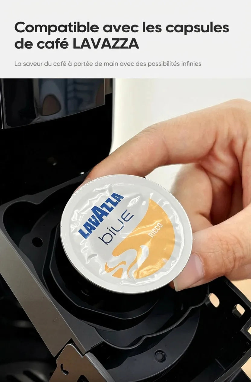 Manipulation d'une capsule de café Lavazza Blue Ricco
