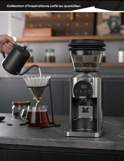 Moulin HiBREW G3 Plus utilisé pour préparer un café filtre V60.