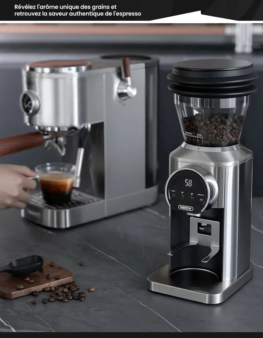 Broyeur G3 Plus à côté d'une machine espresso dans une cuisine moderne.